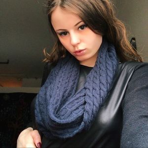 KNITTED NAVY BLUE INFINITY SCARF